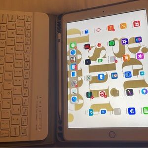 Apple ipad 7th generation gold 128 GB + pencil + keyboard